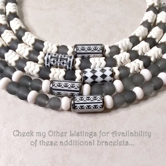 🍂🍁🍃 3/$25!!  Gray + Off-White Beaded Bracelet! Trendy Chic Sturdy Daily Wear! - Picture 6 of 8